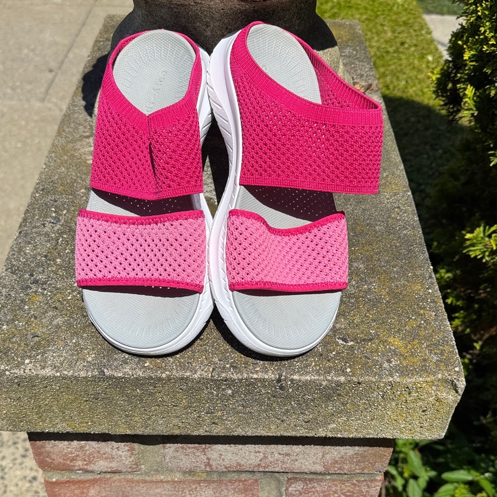 EUC Easy Spirit Women’s Pink /fuchsia( Gray and White Sole Sandal ( worn once )